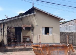 Casa pega fogo em Avaré, e Bombeiros conseguem salvar cão com vida durante incêndio
