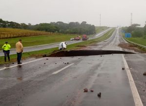 Equipes fazem buscas por caminhão que sumiu ao cair em cratera aberta em rodovia