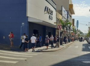 Banco é autuado por causar fila sem distanciamento em Botucatu