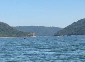 Bombeiros procuram pescador que caiu na água após barco rodopiar na represa de Timburi