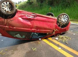 Idoso fica ferido após carro capotar na Rodovia Raposo Tavares em Piraju