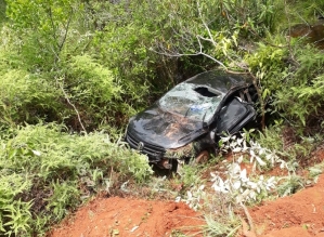 Carro capota e cai em barranco às margens da Rodovia Castello Branco