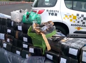Polícia Rodoviária apreende meia tonelada de droga, fuzil e munições em Itatinga