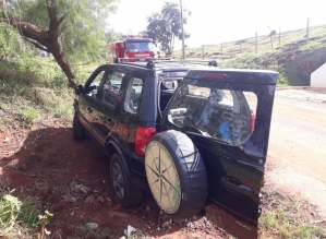 Carro invade canteiro, capota e deixa casal ferido em avenida de Itaí