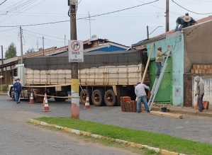 Caminhão desgovernado invade casa em Avaré