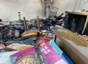 Homem vende escola e depois ateia fogo em estabelecimento, mas é preso após pedir ajuda ficar ferido