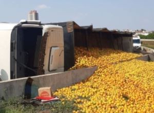 Caminhão carregado com laranjas tomba em alça de acesso da Rondon e interdita trecho em Botucatu