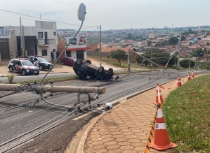 Carro capota e derruba três postes em São Manuel