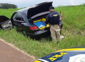 Carro com mais de 350 kg de maconha bate em viatura da PRF e motorista escapa de perseguição em Chav