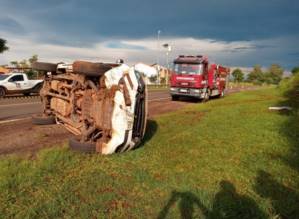 Ambulância capota e mobiliza bombeiros em rodovia de Taquarituba