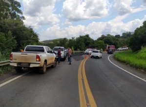 Acidente entre caminhão carregado com massa asfáltica e caminhonete deixa feridos em Fartura