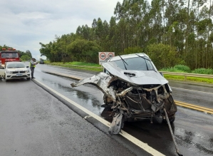 Mulher morre após carros baterem de frente em rodovia de Paranapanema