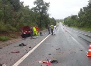 Duas pessoas ficam feridas após carro capotar em rodovia de Avaré