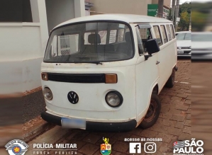 Polícia Militar detém duas pessoas em posse de kombi furtada