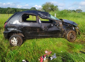 Carro capota e deixa pessoas feridas na SP-255 em Avaré