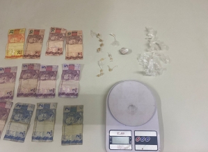 Dois jovens são presos por tráfico em salão de cabeleireiro pelo Bonsucesso