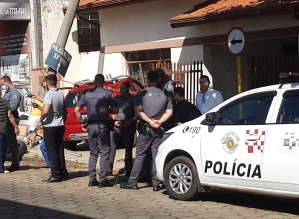 Motorista perde controle de veículo e invade casa em Avaré