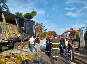 Motorista é socorrido com ferimentos graves em acidente com dois caminhões