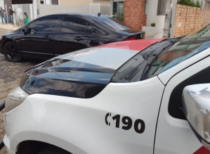 Perseguição policial após homem roubar carro em oficina e causar pânico no centro de Cerqueira