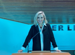 Carla Flores indica ao prefeito que forneça alimentação para alunos nas férias