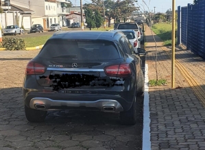 Ex-prefeito de Bariri visita a Câmara e não respeita vaga de deficiente