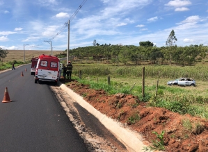 Carro capota e deixa cinco feridos em estrada vicinal em Taquarituba