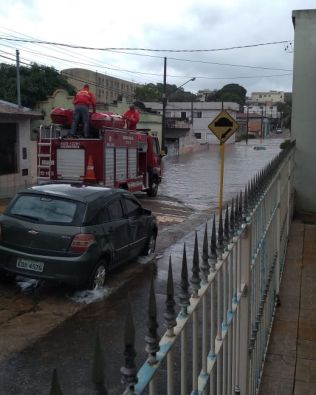 Avaré: Corpo de Bombeiros atenderam diversos veículos em nova enchente