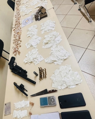 PM apreende mais de mil porções de drogas e armas em Cerqueira César; homem é preso