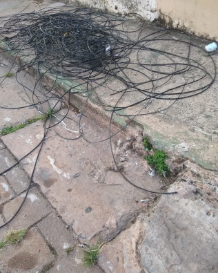 Moradores reclamam de fios soltos nas calçadas