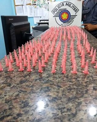 Jovem é preso suspeito de matar a mãe com mais de 30 facadas