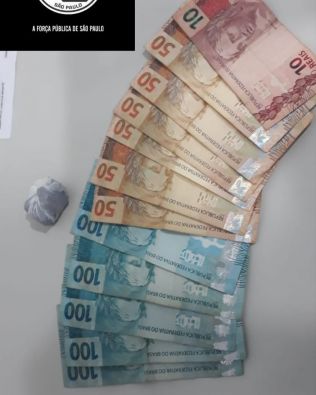 Traficante é flagrado dentro de táxi