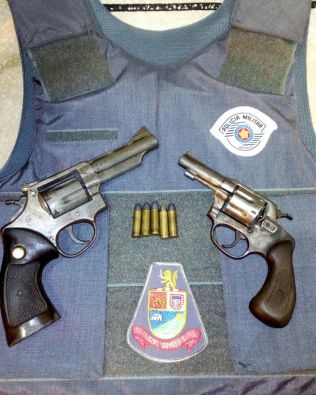 Itaí: Homem é preso após denúncia com 2 armas de fogo