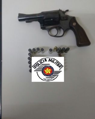 PM flagra procurado pela justiça e localiza arma usada em roubos