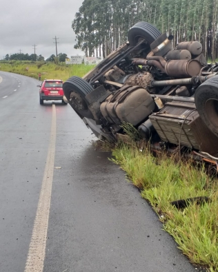 Caminhão carregado com farinha capota na rodovia Raposo Tavares