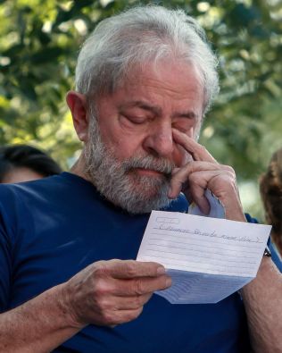 Preso, Lula diz em carta que PT pode ficar à vontade sobre candidatura