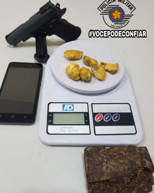 PM prende homem com drogas e descobre arma escondida em residência