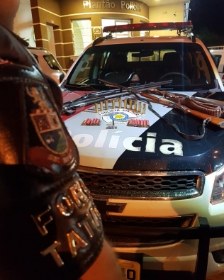 Idoso é preso com 4 espingardas em Arandu