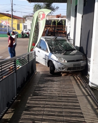 Homem é preso depois de bater carro em estacionamento de supermercado em Avaré (Veja o vídeo)