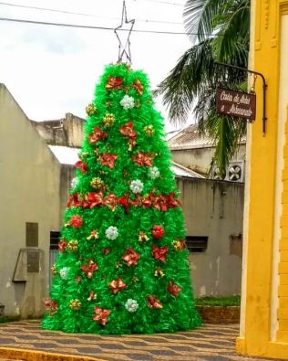 Avaré: Árvore de Natal com garrafas pet decora o Centro Cultural