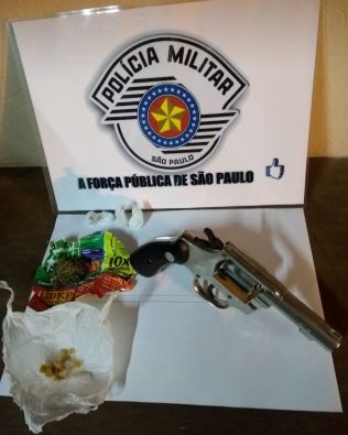 PM  prende traficante com drogas e arma