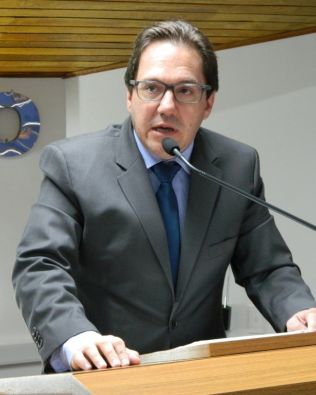 Vereador tece críticas sobre obras paradas na cidade