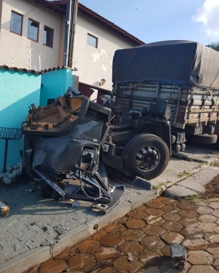 Caminhão perde o controle e atinge casa em Avaré