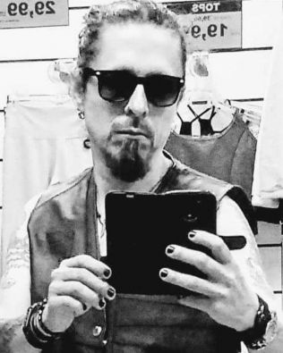 Cantor avareense cria “lives” em rede social para conseguir trabalhar