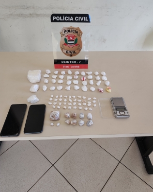 Casal que escondia drogas em encanamento de residência é preso por tráfico 