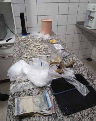 Polícia Civil apreende 169 pedras de crack e prende dois suspeitos