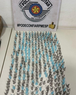 PM prende casal com crianças por tráfico e drogas