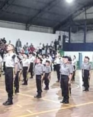 Academia de defesa pessoal militar faz entrega de primeiro uniforme a alunos
