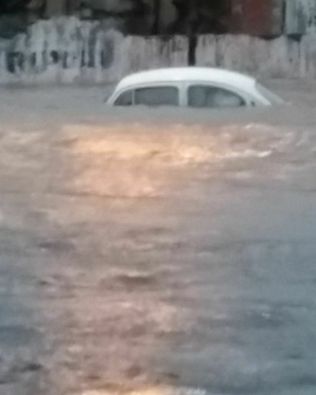 Mulher é resgatada por funcionários durante temporal em Avaré (Vídeo)