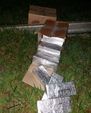 Polícia apreende mais de 60 tabletes de maconha jogados na Castello Branco