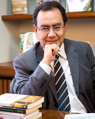 Augusto Cury ensina autoconhecimento e valorização da vida para dependentes de drogas